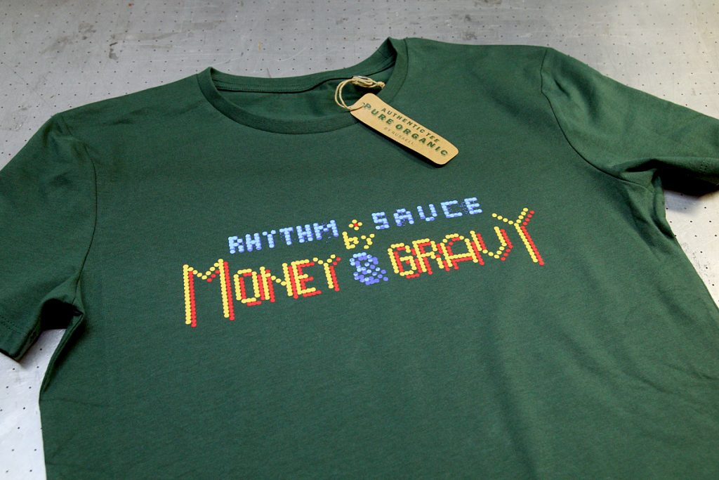 Money & Gravy - 4-värisilkkipaino t-paidan rintaan