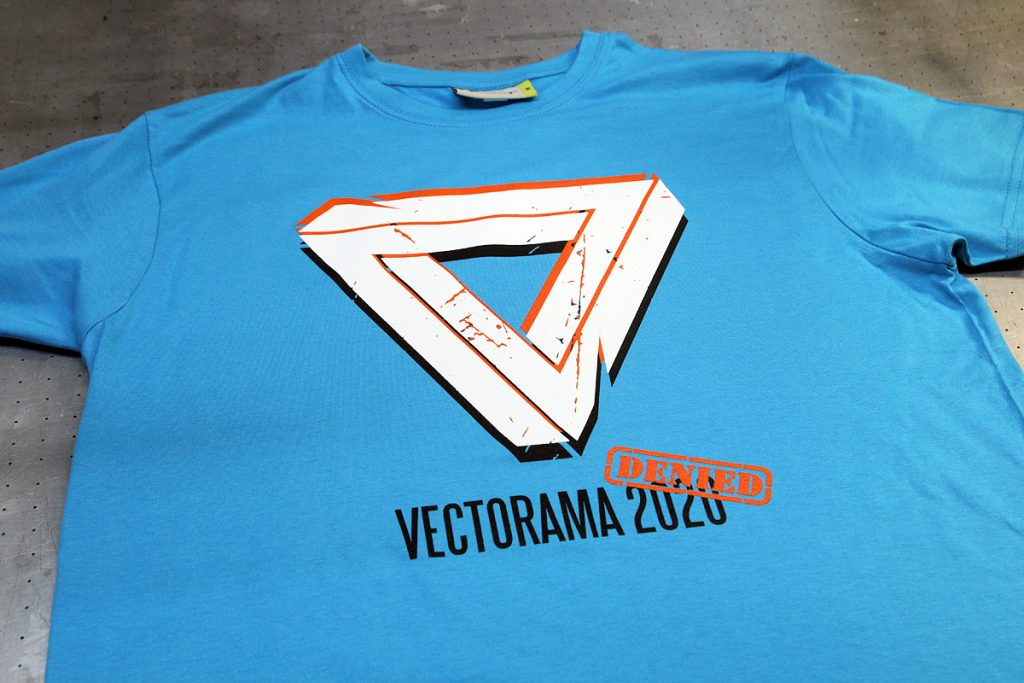 Vectorama 2020 - 3-värinen logopainatus t-paidan etupuolelle