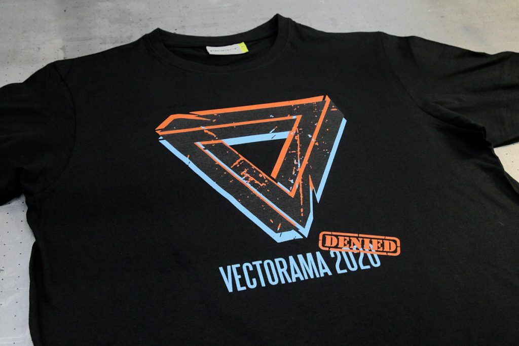 Vectorama 2020 - 3-värinen logopainatus t-paidan etupuolelle
