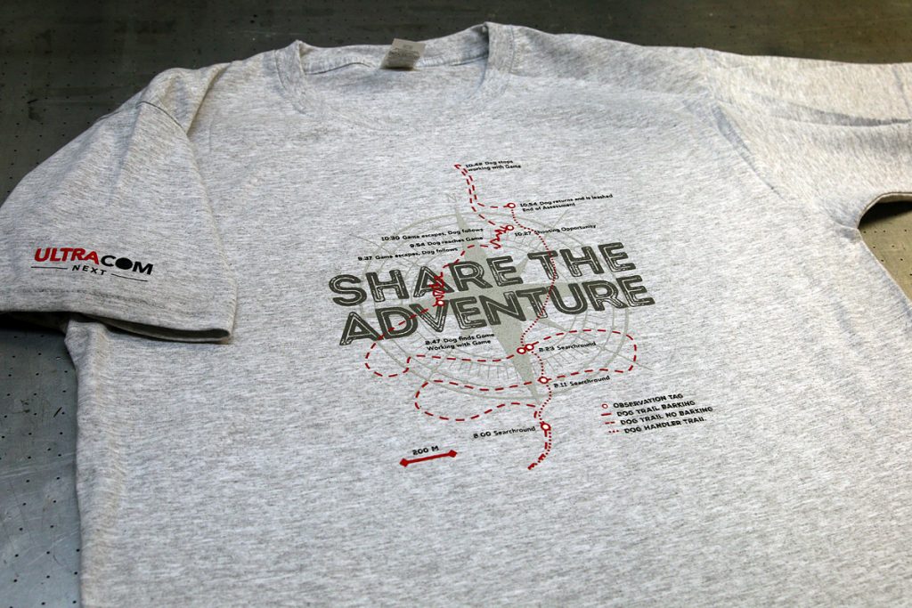 Share the Adventure - 4-värinen logopainatus t-paitaan