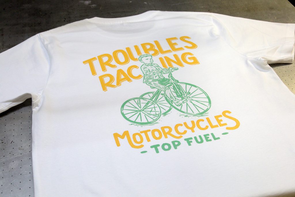 Troubles Racing - 2-väripainatus t-paitaan
