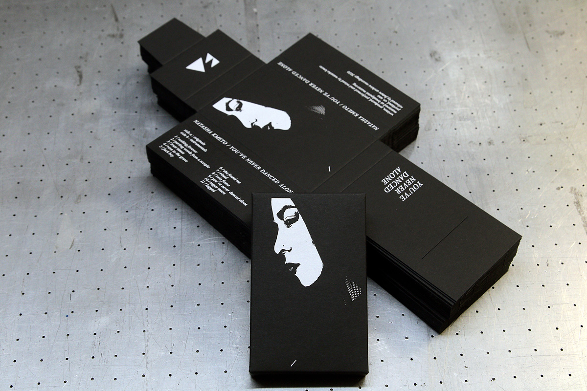 Natasha Kmeto - musta 380g/m2 vahvuinen kartonkikansi painatuksella