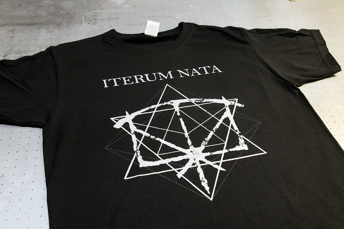 Iterum Nata - silkkipainettu, 1-värinen (hopea) t-paita