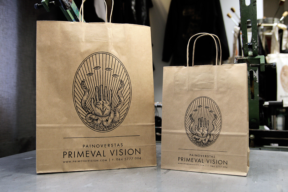 Painoverstas Primeval Vision - paperikassi logolla, iso ja pieni